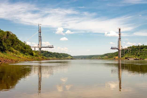 Os dois mastros principais, que têm formato de “Y” invertido, são as maiores estruturas de sustentação da Ponte da Integração. Fotos: Rubens Fraulini/IB