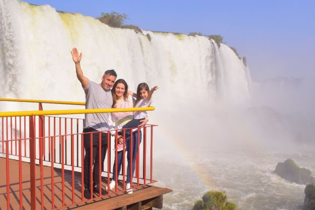 Turistas nas Cataratas do Iguaçu. Fotos: Henrique Britez// @CataratasdoIguacu #FotoEquipeCataratas