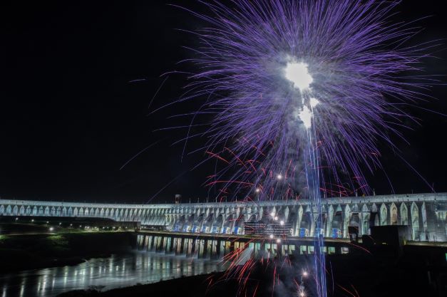 Iluminação da barragem de Itaipu. Foto: Kiko Sierich/PTI