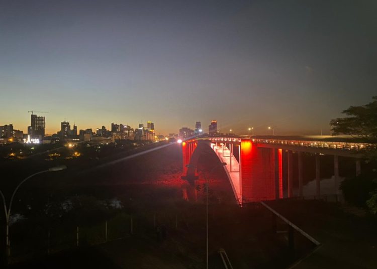 Ponte da Amizade iluminada para o Natal. Foto: PMFI