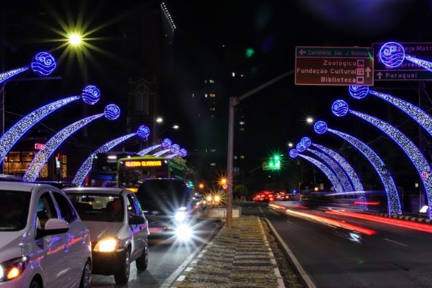 Decoração natalina transformou a avenida Jorge Schimmelpfeng. Foto: Christian Rizzi/PMFI.