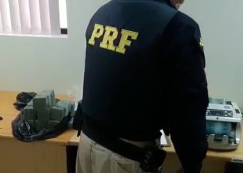 Contagem do dinheiro apreendido pela PRF. Foto: reprodução de vídeo da PRF