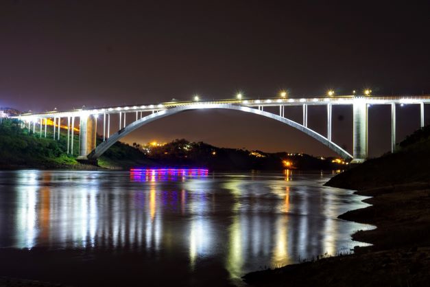 Ponte da Amizade iluminada para o Natal. Foto: Christian Rizzi/IB