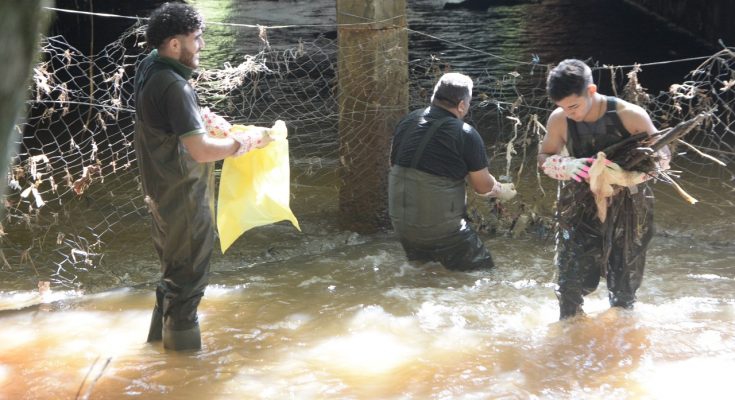 Mutirão de limpeza no Córrego Amabay, onde o jacaré foi encontrado. Foto: Prefeitura de CDE/Divulgação