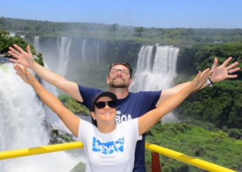 Turistas nas Cataratas do Iguaçu. Foto: Alexandre Soto #FotoEquipeCataratas / @cataratasdoiguacu