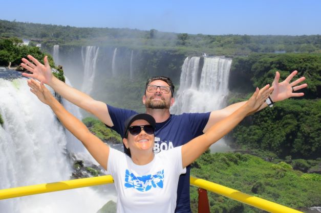 Turistas nas Cataratas do Iguaçu. Foto: Alexandre Soto #FotoEquipeCataratas / @cataratasdoiguacu