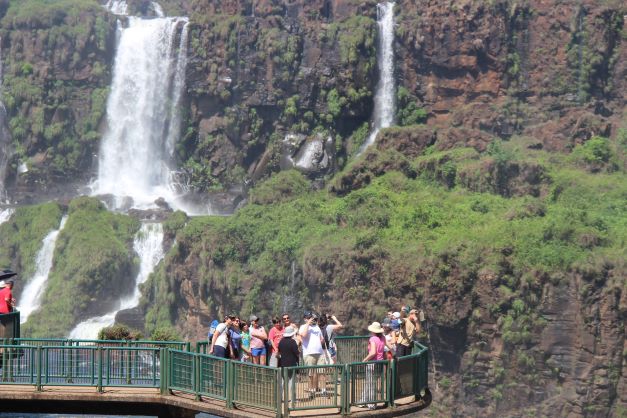 Visitantes nas Cataratas do Iguaçu. Fotos: Cataratas S/A- divulgação