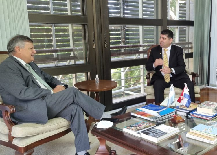 Cônsul paraguaio (à direita) e o embaixador argentino se reuniram para marcar o encontro do dia 21 de março. Foto: La Clave