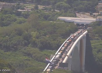 Trânsito na Ponte da Amizade interrompido nesta quarta-feira. Foto: captação da câmera da CATVE