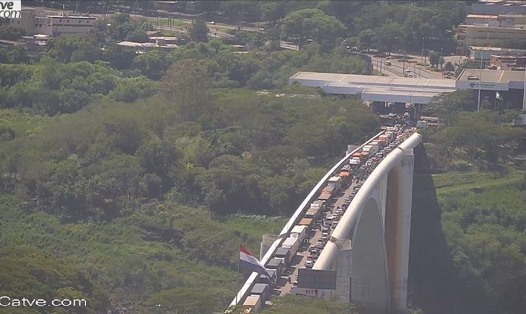 Trânsito na Ponte da Amizade interrompido nesta quarta-feira. Foto: captação da câmera da CATVE
