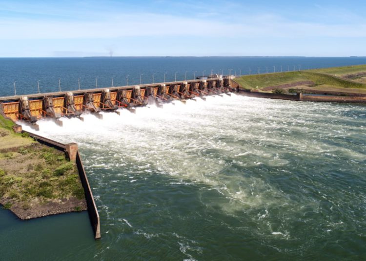 Hidrelétrica de Yacyretá, construída pela Argentina e o Paraguai no Rio Paraná. Foto: Agência IP/Divulgação