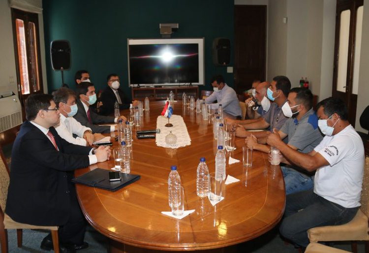 Reunião entre sindicalistas e representantes do governo paraguaio. Fonte: Agência IP