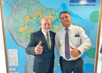 Vermelho ao lado do ex-presidente Jair Bolsonaro. Foto: assessoria do deputado