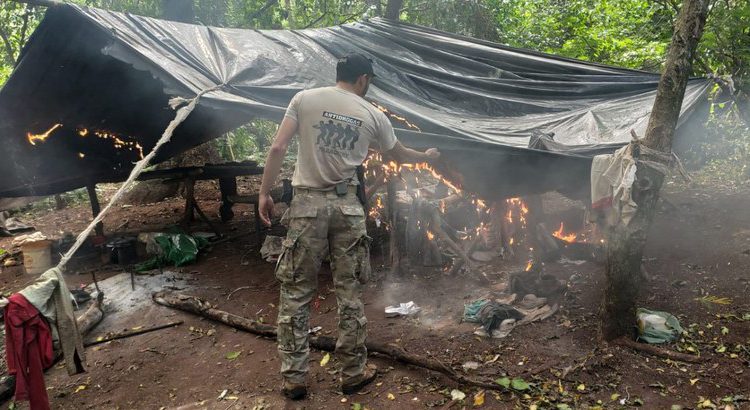 Queima de acampamentos durante a operação. Foto: PF/Divulgação