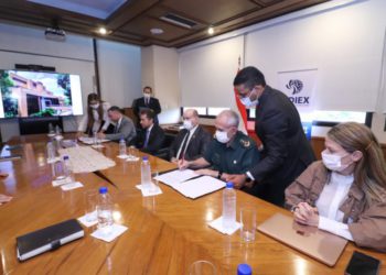 Assinatura do acordo com a CBC ontem (05), na sede do Ministério da Indústria e Comércio do Paraguai. Foto: Divulgação/MIC