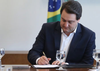 Governador Carlos Massa Ratinho Júnior, assina decreto que concede benefícios fiscais. Foto: José Fernando Ogura/ANPr - 06/05/2019