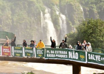 Protesto realizado sábado no Parque Nacional do Iguaçu. Foto: Halisson Kock/Divulgação