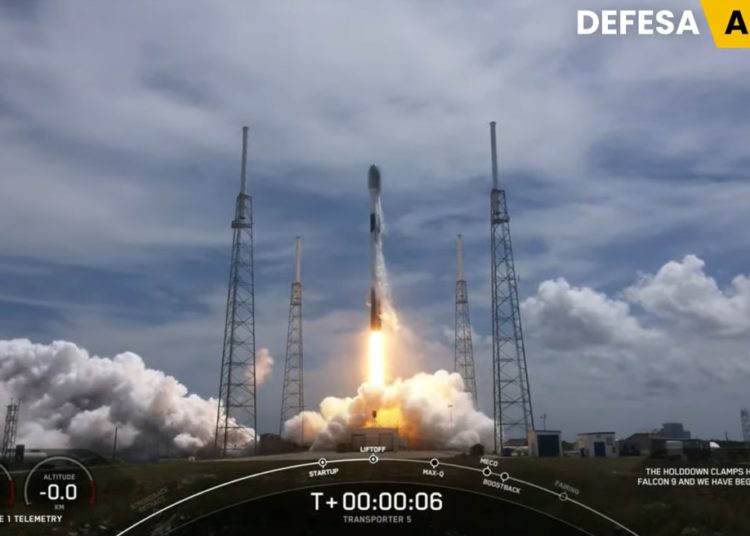 Lançamento dos satélites brasileiros. Foto: captação de vídeo da Força Aérea Brasileira.