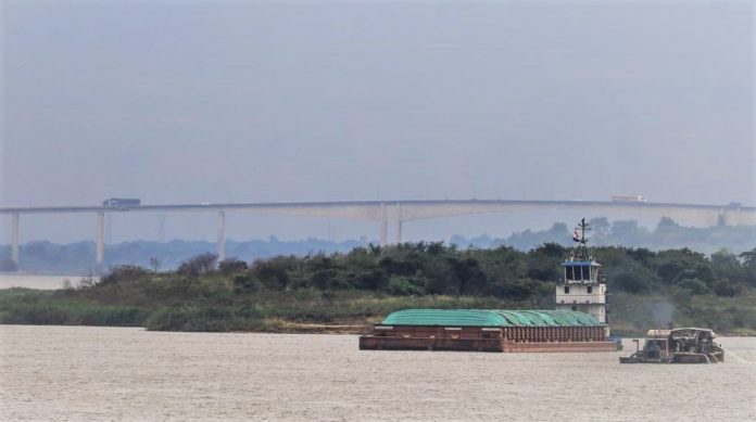 A maior parte das exortações de soja do Paraguai é escoada por barcaças que navegam pelo Rio Paraná.  Foto: Agência IP