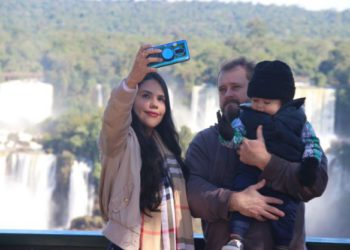 Turistas nas Cataratas do Iguaçu. Fotos: @cataratasdoiguacu