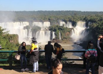 Turistas em visita às Cataratas do Iguaçu. Foto: @cataratasdoiguacu
