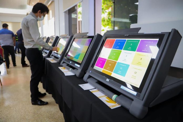Urnas eletrônicas que imprimem voto. Foto Agência IP/TSJE