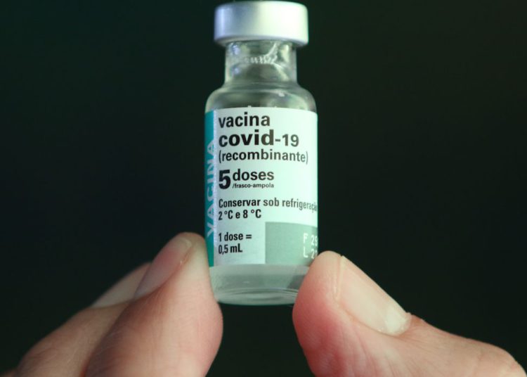 Frasco da vacina 100% nacional contra a covid-19, produzida pela Fundação Oswaldo Cruz (Fiocruz). Foto: Fábio Rodrigues-Pozzebom/Agência Brasil