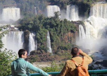 Turistas nas Cataratas do Iguaçu. Foto: @cataratasdoiguacu