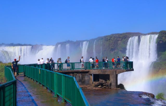 Turistas nas Cataratas do Iguaçu. Foto: Nilton Rolim/Divulgação
