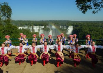 Apresentação de grupo de dança ucraniano nas Cataratas do Iguaçu. Foto: Divulgação/Cataratas do Iguaçu