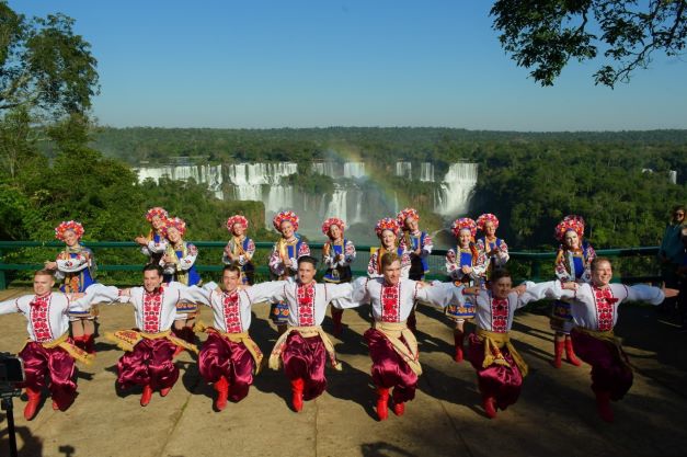 Apresentação de grupo de dança ucraniano nas Cataratas do Iguaçu. Foto: Divulgação/Cataratas do Iguaçu