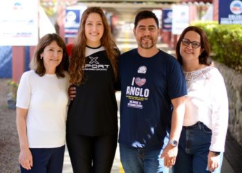 Maria Eduarda com os coordenadores do ensino Fundamental I, Fundamental II e Ensino Médio do Colégio Anglo-Americano, professores Claudinéia, Paulo e Ana Paula. Foto: divulgação/UDC