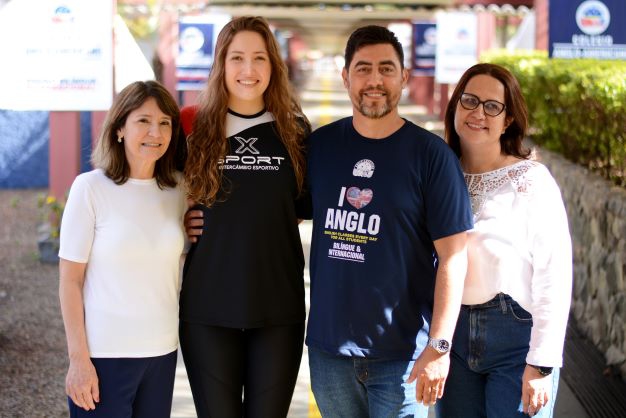 Maria Eduarda com os coordenadores do ensino Fundamental I, Fundamental II e Ensino Médio do Colégio Anglo-Americano, professores Claudinéia, Paulo e Ana Paula. Foto: divulgação/UDC