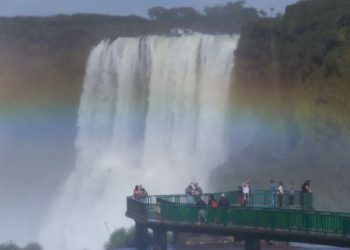 Visitantes na passarela central das Cataratas do Iguaçu. Foto: Nilton Rolin/Divulgação