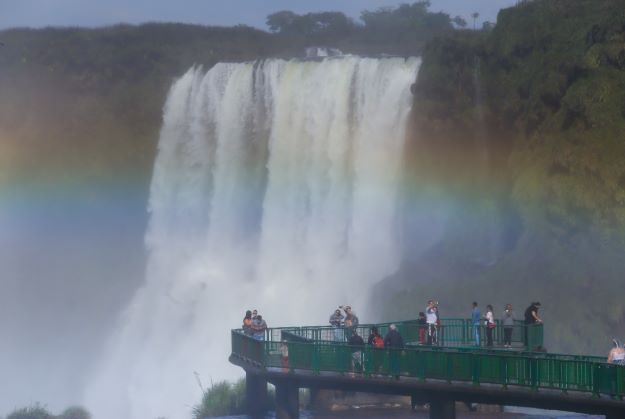 Visitantes na passarela central das Cataratas do Iguaçu. Foto: Nilton Rolin/Divulgação