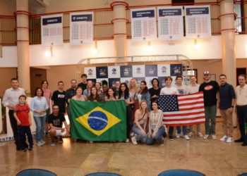 Imprimir a mensagem
Estudantes americanos aprendem sobre energias sustentáveis e renováveis na UDC. Foto: divulgação/UDC