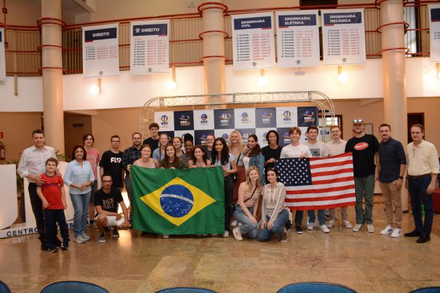 Imprimir a mensagem
Estudantes americanos aprendem sobre energias sustentáveis e renováveis na UDC. Foto: divulgação/UDC