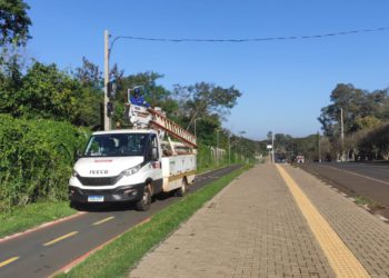 Instalação de cabos e luminárias na Pista de Caminha da Vila A. Fotos: leitor do Não Viu?