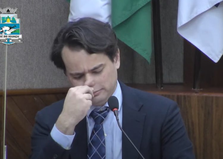 O ex-diretor do Hospital Municipal (HM), Dr. Amon Mendes, quase chora em depoimento aos vereadores de Foz. Foto: captura de vídeo da CMFI