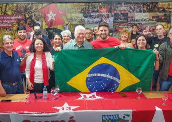 Oficialização das candidaturas de Requião e Samek: Foto: Eduardo Matysiak/Divulgação