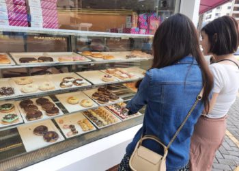 A vitrine já é um chamariz, e quem passa pela esquina da Edmundo de Barros com a Floriano Peixoto, no centro da cidade, sempre dá uma olhada nos produtos expostos. Foto: Divulgação