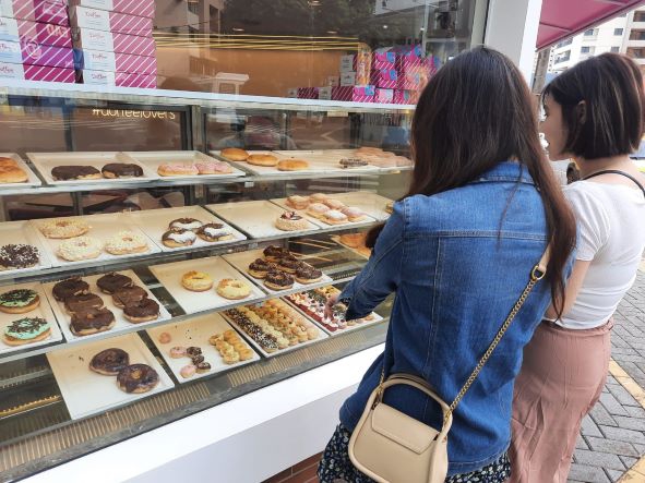 A vitrine já é um chamariz, e quem passa pela esquina da Edmundo de Barros com a Floriano Peixoto, no centro da cidade, sempre dá uma olhada nos produtos expostos. Foto: Divulgação