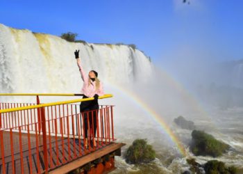 Turista nas Cataratas do Iguaçu. Fotos:  Fábio Júnior e Jonny Benites #FotoEquipeCataratas