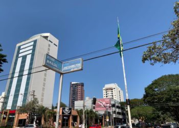 Pavilhão Nacional voltou a tremular no centro de Foz do Iguaçu. Foto: leitor do Não Viu?/Cortesia