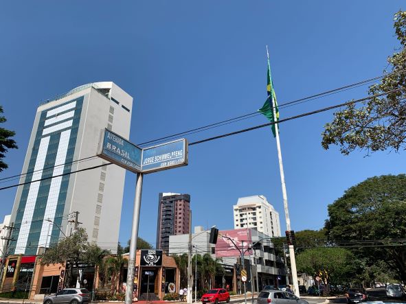 Pavilhão Nacional voltou a tremular no centro de Foz do Iguaçu. Foto: leitor do Não Viu?/Cortesia