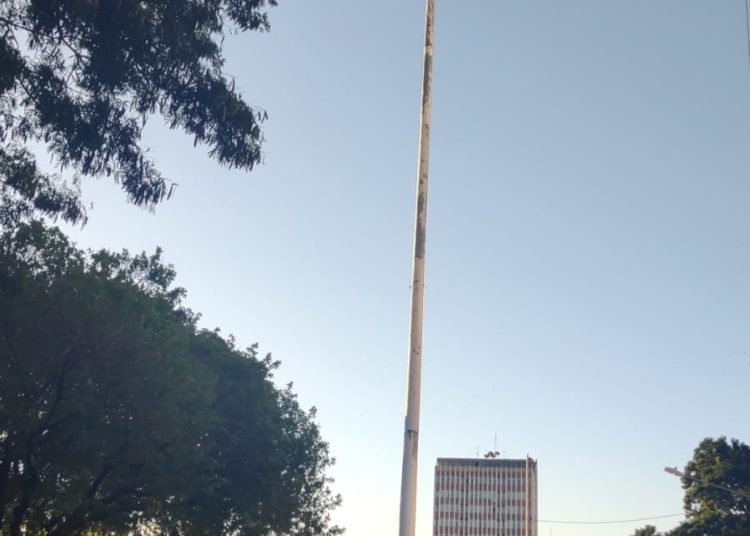 Mastro sem a bandeira do Brasil. Foto: Não Viu?