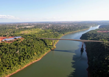 Ponte Tancredo Neves sobre o Rio Iguaçu que liga Foz do Iguaçu, no Brasil, a Puerto Iguazú, na Argentina. Foto: Christian Rizzi/PMFI
