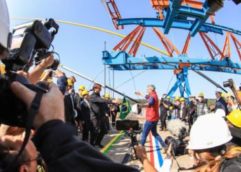 Bolsonaro se encontra com Mário Benítez no centro da Ponte da Integração. Fotos: cortesia