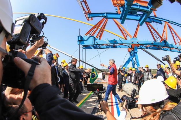 Bolsonaro se encontra com Mário Benítez no centro da Ponte da Integração. Fotos: cortesia