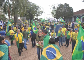 Manifestação na Praça do Mitre ontem em Foz. Foto: GDia/Divulgação